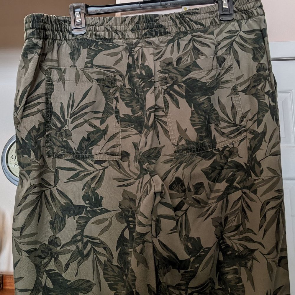 Old Navy Leaf / Leaves / Camouflage Pull on Large Lyocell these are for TALL - Picture 4 of 9